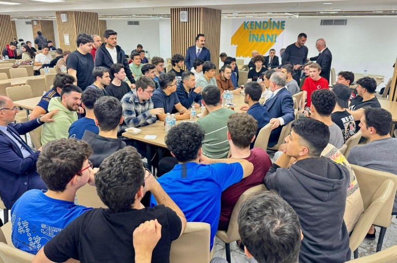 Gençlik ve Spor Bakanı Bak, Mogan yurdunda öğrencilerle iftar yaptı