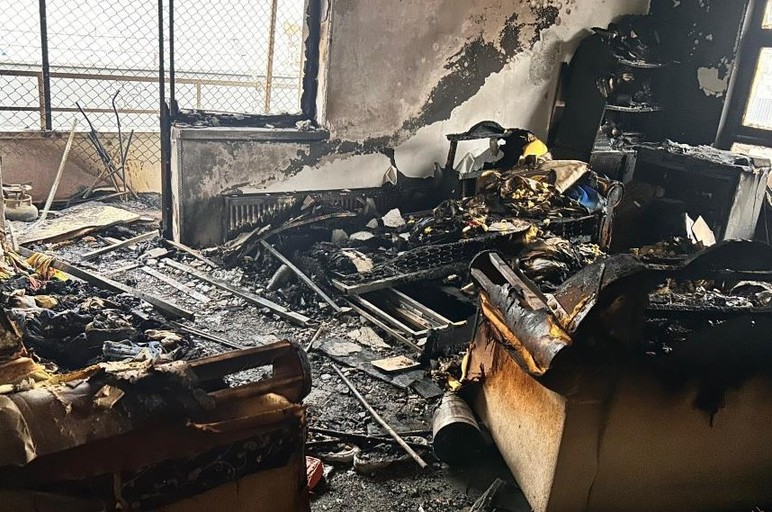 Mamak'ta iddialara göre 6. kattaki dairesini yakan kişi balkona çıkıp izledi!