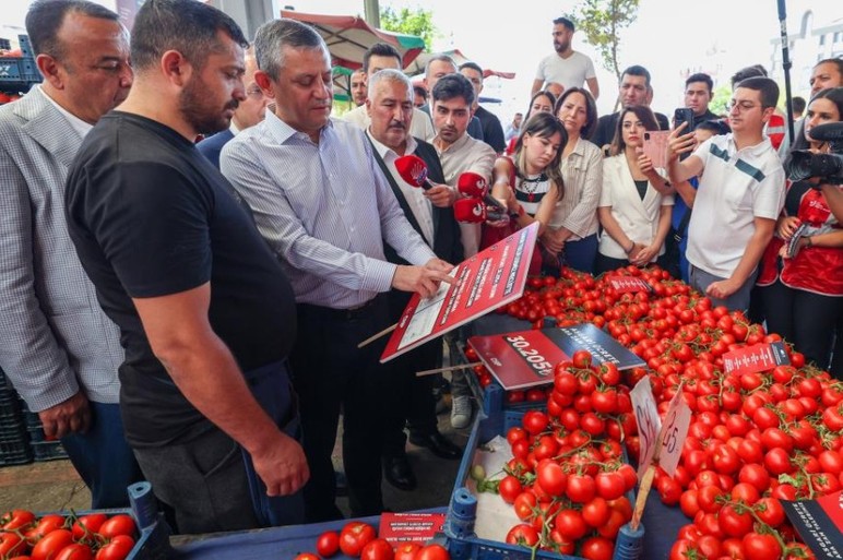 Özgür Özel Yenimahalle'deki semt pazarda esnafla bir araya geldi