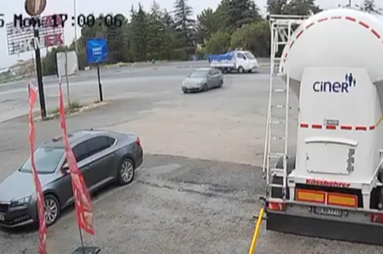 Kahramankazan'da otomobil tankere çarptı: 3 ölü, 2 yaralı
