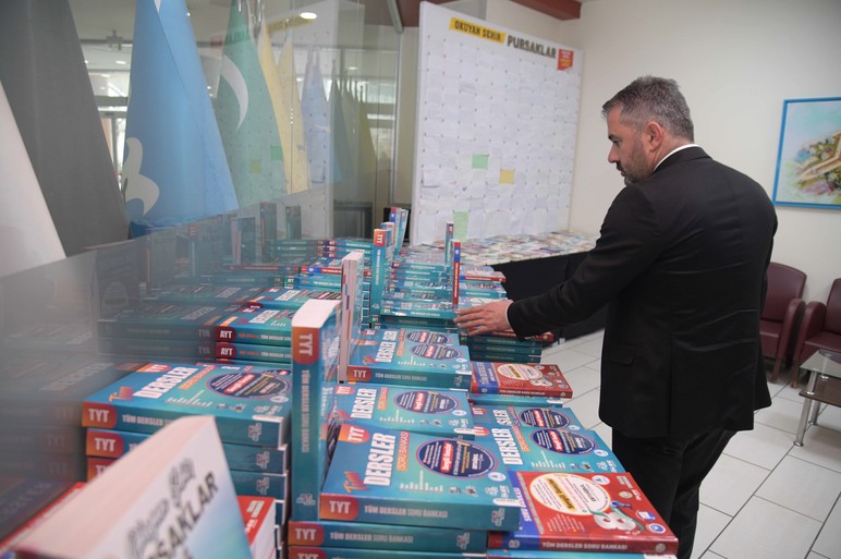 Pursaklar Belediyesi öğrencilerin yüzünü güldürdü! Belediyeden öğrencilere ücretsiz soru bankası desteği - Resim : 4