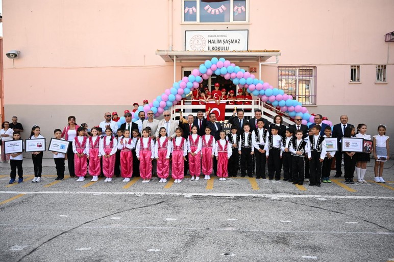 Altındağ Belediye Başkanı Tiryaki öğrencilerin ilk gün heyecanına ortak oldu