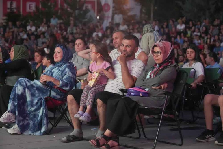 Keçiören Belediyesi'nin açık hava sinemasında Kibar Feyzo gösterimdeydi - Resim : 2