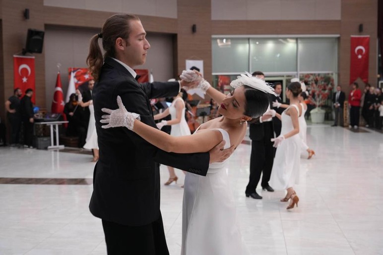 Keçiören Belediyesi'nin 29 Ekim etkinlikleri gün boyunca sürdü - Resim : 2