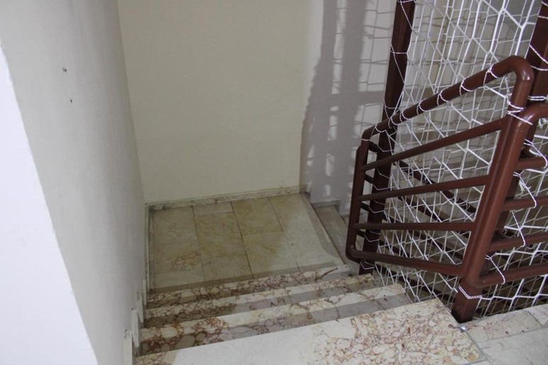 Sincan'da bir kurye sipariş getirdiği binanın merdivenlerine tuvaletini yaptı