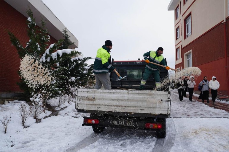 Keçiören'de ekipler çalışmalarına kaldırım ve okul çevrelerinde yoğunlaştırdı!