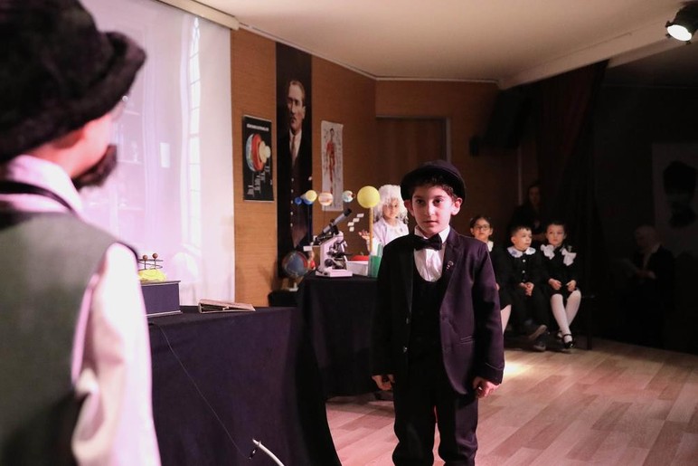 Keçiören'de öğrenciler 'Bilimin Işığında' tiyatro oyununu sahneledi