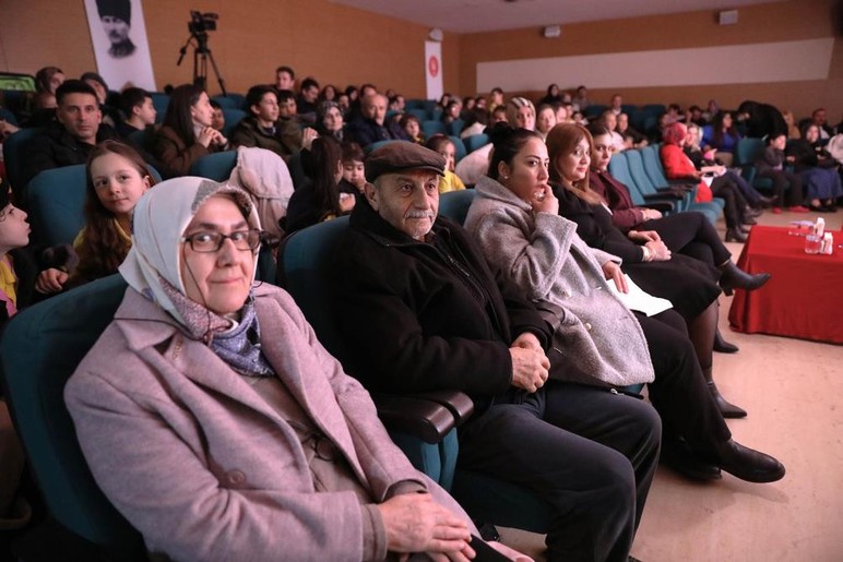 Keçiören'de öğrenciler 'Bilimin Işığında' tiyatro oyununu sahneledi - Resim : 2