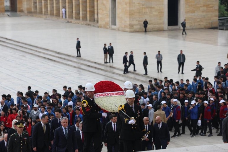 Bakan Bak ve beraberindeki heyet Anıtkabir'i ziyaret etti