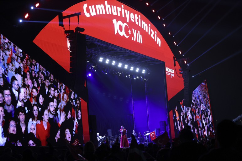 aa-20231029-32569057-32569054-candan-ercetin-cumhuriyetin-100-yili-kutlamalari-kapsaminda-ankarada-konser-verdi.jpg