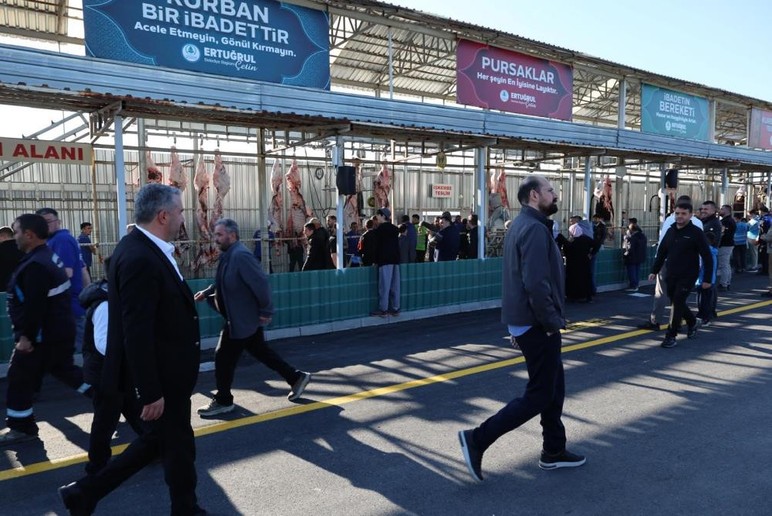 Pursaklar Belediyesi kurban pazarında yoğun mesai harcıyor!