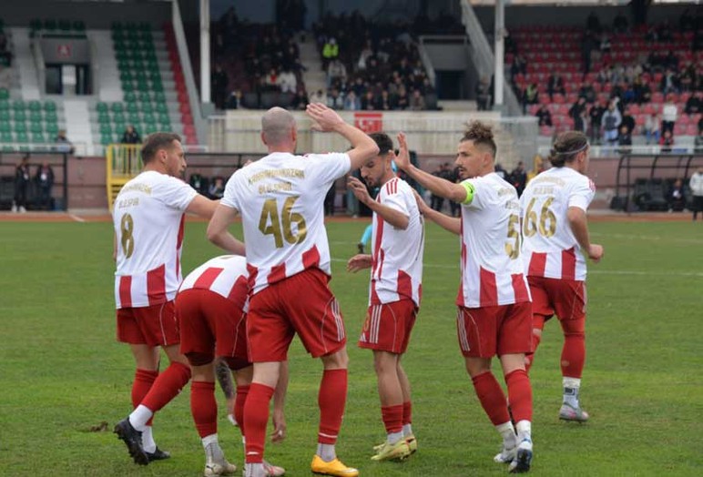 Kahramankazan Belediyesporlu futbolcular, attıkları gollerin ardından polis selamı vererek aziz şehitlerimizi andı