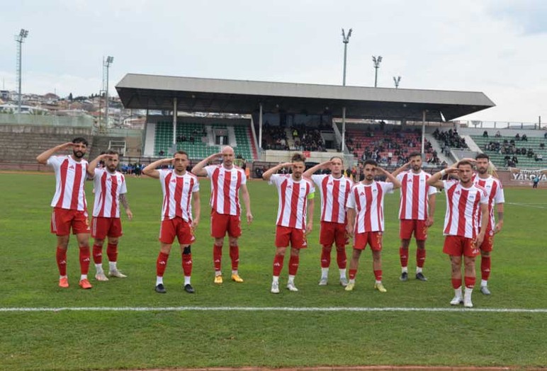 Kahramankazan Belediyesporlu futbolcular, attıkları gollerin ardından polis selamı vererek aziz şehitlerimizi andı - Resim : 2