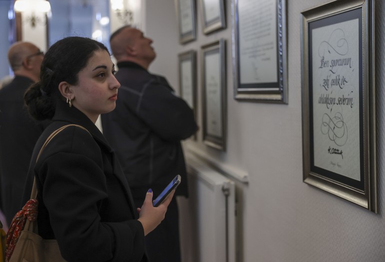 aa-20231111-32812049-32812045-cumhuriyetin-100-yilinda-ataturkun-izinde-kaligrafi-sergisi-baskentli-sanatseverleri-bekliyor.jpg