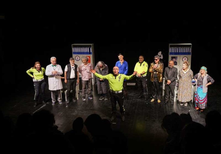 Etimesgut Belediyesi Emekli Tiyatrosu'ndan 'Söz mü?' oyunuyla anlamlı buluşma - Resim : 3