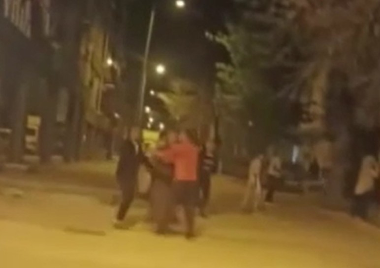 Ankara'da iki grup arasında sopalı kavga çıktı: Dayak yerken sigara içti