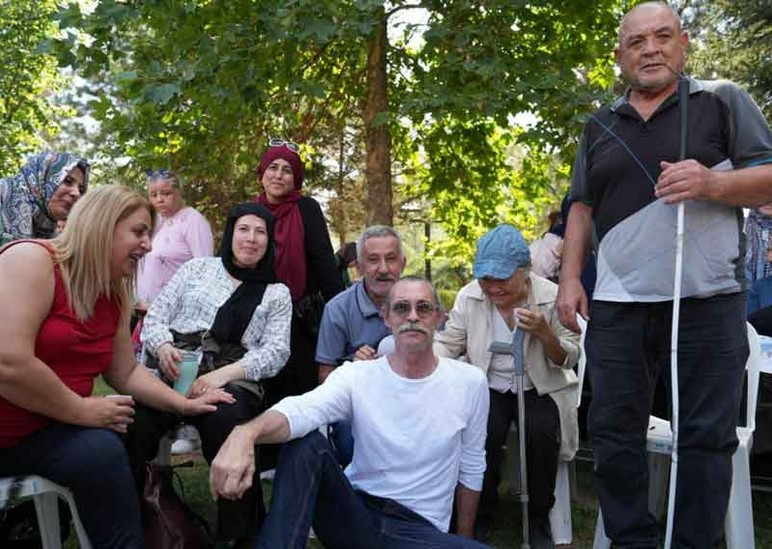 Etimesgut Belediyesi özel gereksinimli vatandaşlar için piknik düzenledi
