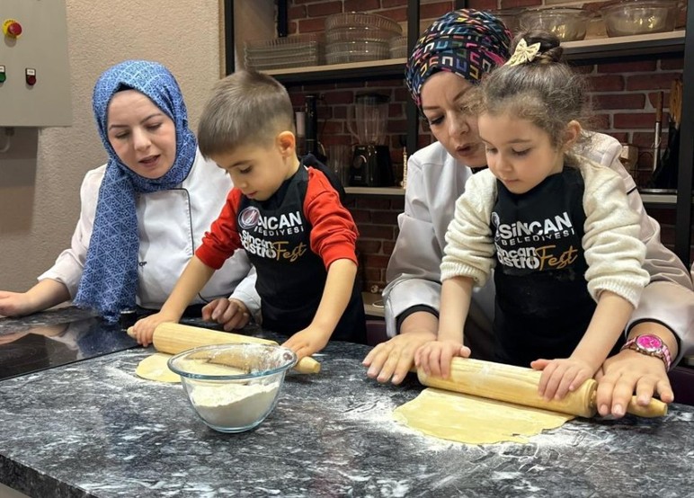 Minik öğrenciler, Gastro Sincan'da usta şeflerle kurabiye yaptı