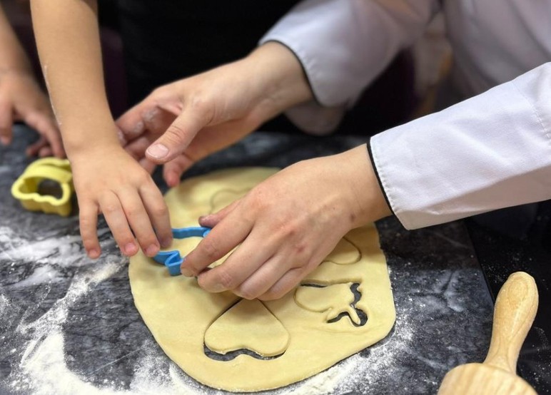 Minik öğrenciler, Gastro Sincan'da usta şeflerle kurabiye yaptı - Resim : 2