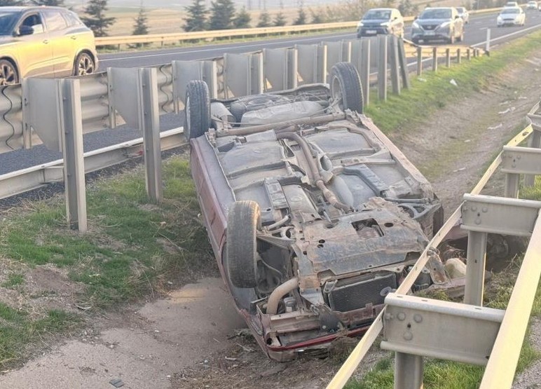 Polatlı'da otomobil refüjde ters döndü: 1’i çocuk 3 kişi yaralandı!