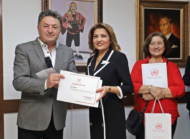 metin-ozaslan-kurator-oya-eergun.jpg