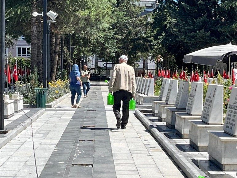 Ankara'daki şehit aileleri mezarlıklara akın etti