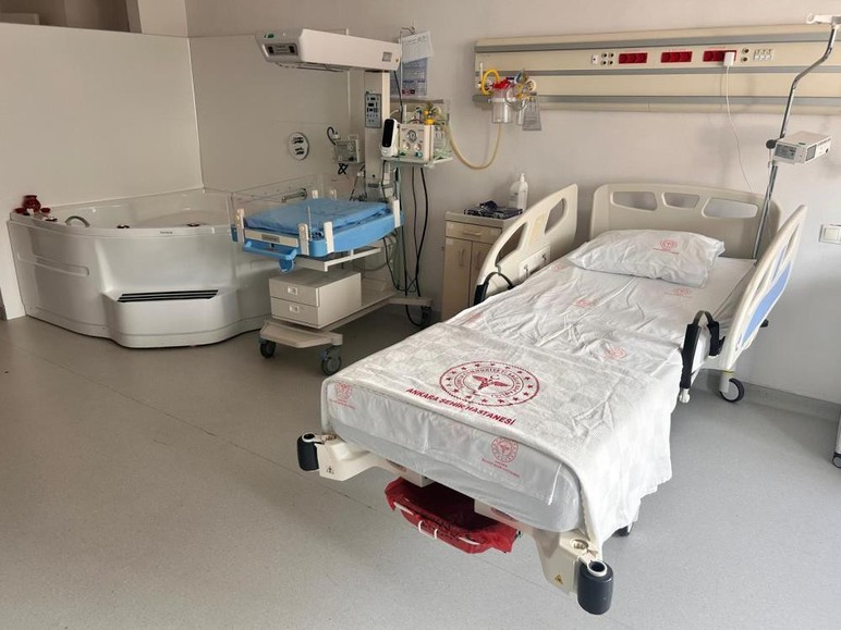 Suda doğum yöntemine anne adaylarından büyük talep