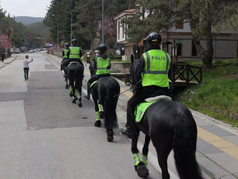 Kızılcahamam'da atlı polis ekipleri devriye gezdi