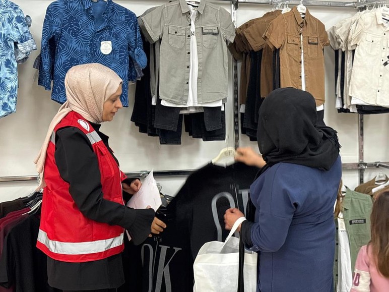 Sincan Belediye Başkanı Ercan 1100 çocuğa bayramlık hediye etti
