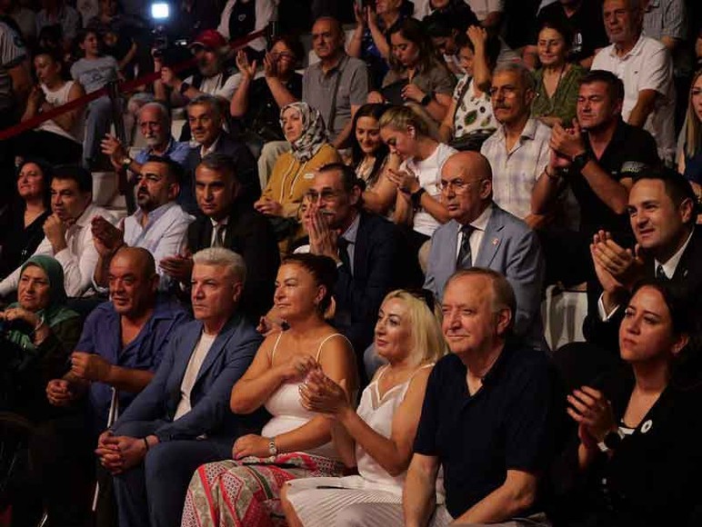 Etimesgut Belediyesi'nin aşure etkinliğinde Mustafa Özarslan türküleriyle yüreklere dokundu - Resim : 6