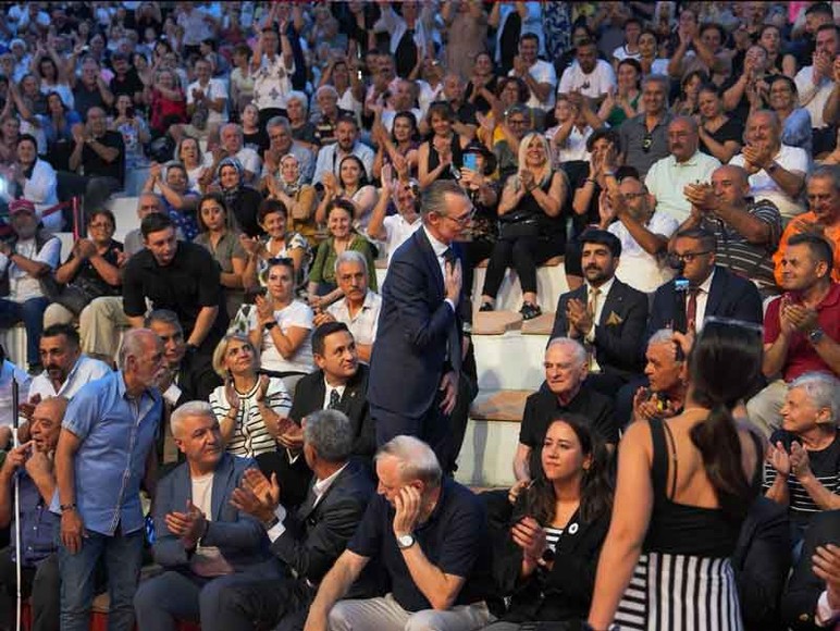 Etimesgut Belediyesi'nin aşure etkinliğinde Mustafa Özarslan türküleriyle yüreklere dokundu
