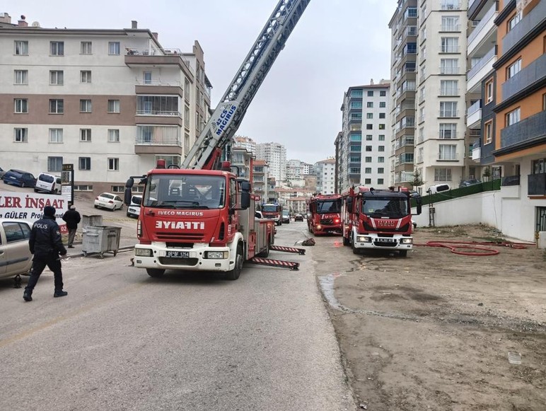 Mamak'taki bir apartmanda &ccedil;ıkan yangında mahsur kalan anne ve oğlu kurtarıldı