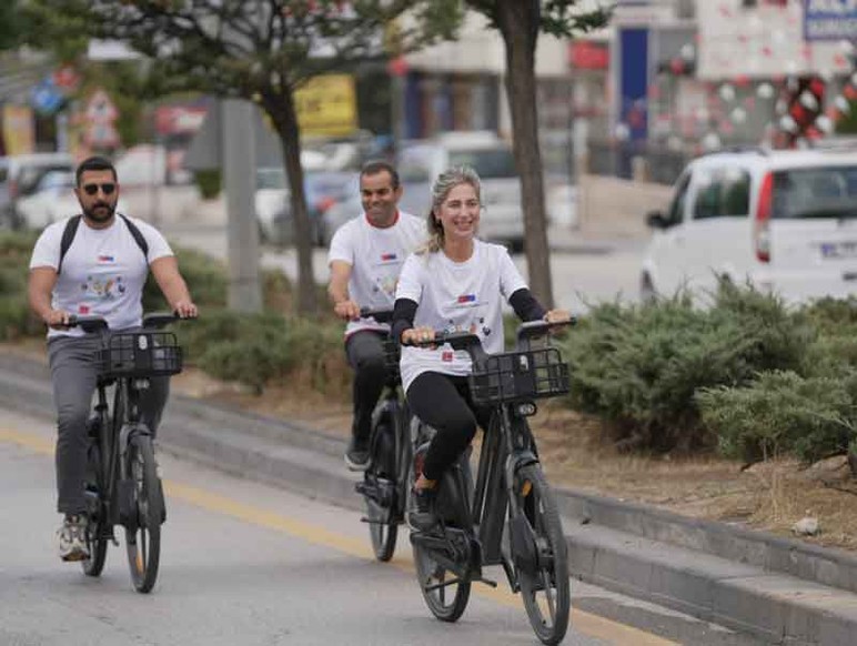 Etimesgut Belediye Başkanı Beşikcioğlu, vatandaşlarla birlikte bisiklet sürdü