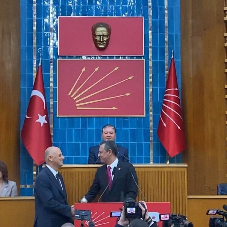 İzmir Milletvekili Ümit Özlale'nin yeni adresi CHP oldu