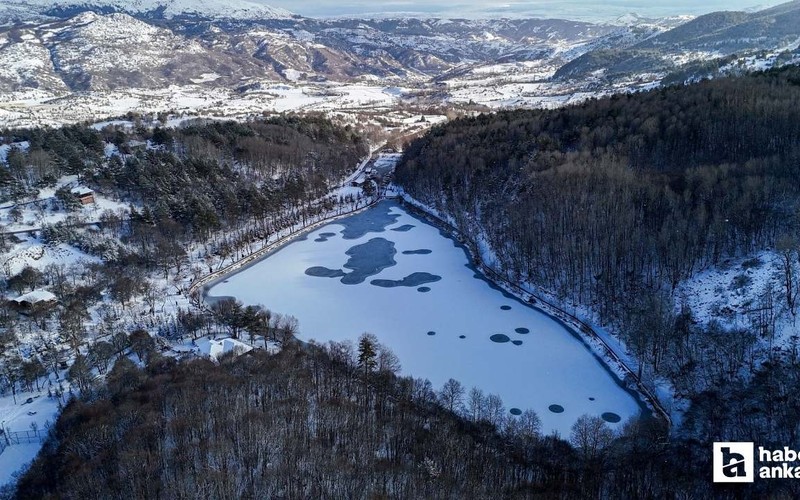 Karagöl Tabiat Parkı'nda göl yüzeyini buz tutunca kartpostallık görüntüler oluştu