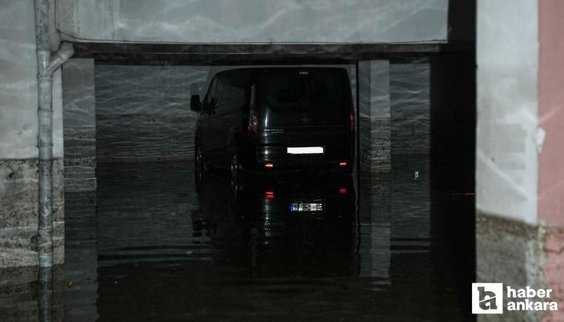 Mamak'ta sağanak yağış nedeniyle araçlar sular altında kaldı!