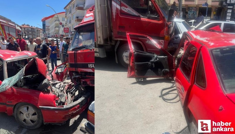 Mamak'ta yokuş aşağı giden otomobil araçlara çarptı! Sürücü kamyonun altına girdi!