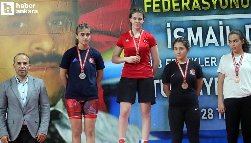 Kadın güreşçiler Ankara'daki Türkiye Şampiyonası'nda bronz madalya kazandı