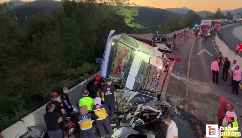 Bolu Dağı'nda ortalığı birbirine katan tır otomobilin üstüne devrildi