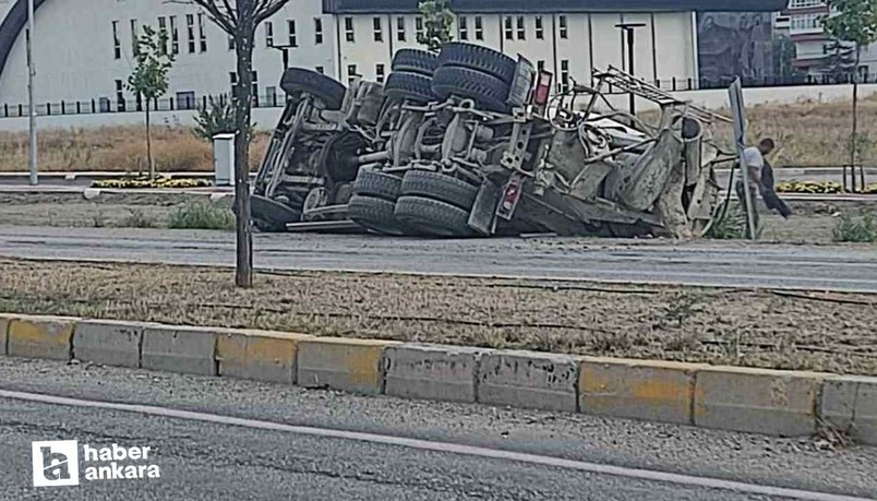 Ankara Akyurt'ta seyir halindeki beton mikseri devrildi