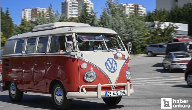 Ankara'da klasik otomobillerine binip prostat kanserine dikkat çektiler!