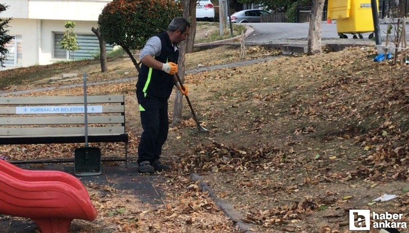 Pursaklar Belediyesinden sokaklarda yaprak temizleme çalışması