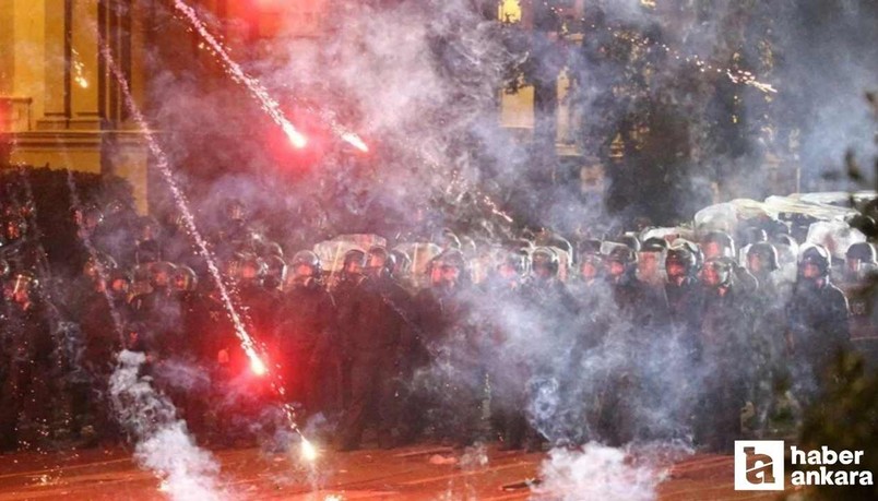 Gürcistan'da protestoculardan parlamento binasına saldırı!