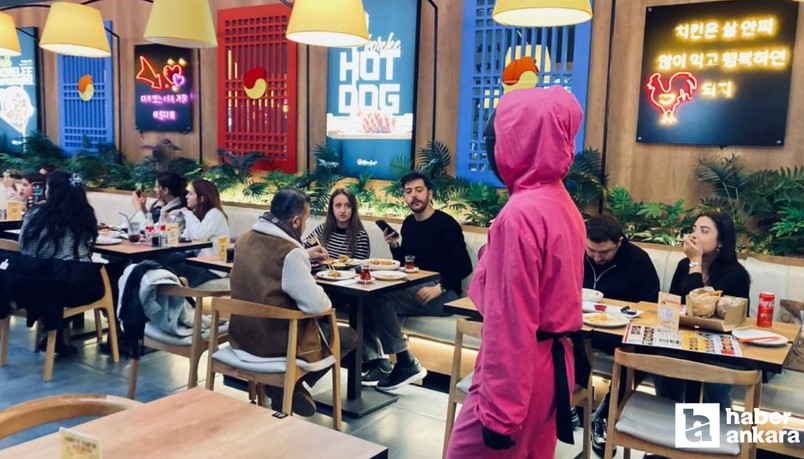 Ankara'daki Kore restoranında servisi "Squid Game" dizisinin karakterleri yapıyor
