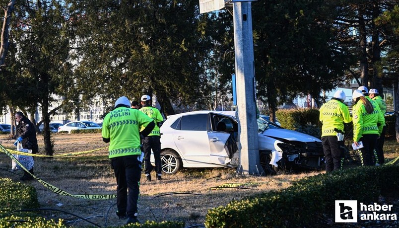 Çankaya'da direğe çarpan otomobil sürücüsü hayatını kaybetti