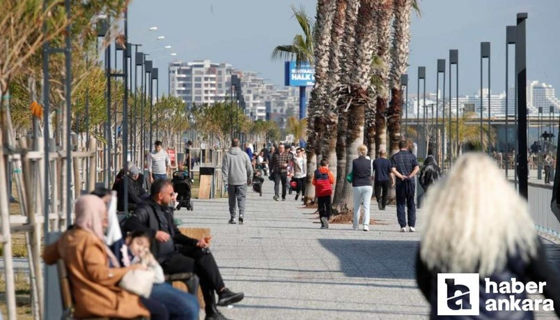 Şubat ayında Ankara'dan gittikleri Antalya'da denize girdiler