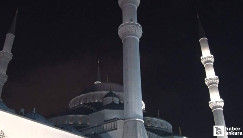 Ankara'da ilk teravih namazında camiler dolup taştı