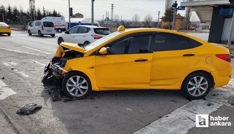 Çubuk'ta kavşakta çarpışan iki otomobilde beş kişi yaralandı