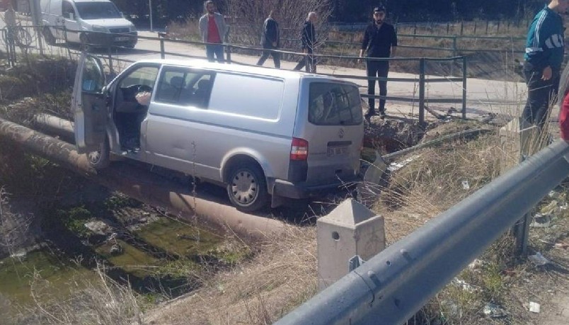 Eskişehir'de trafik kazası: Araç borularının üzerinde asılı kaldı