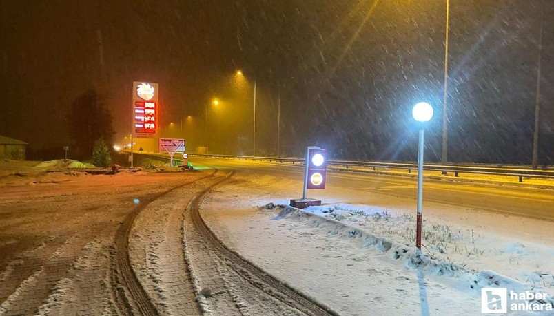 Çorum'da kar bastırınca küreme ve tuzlama çalışmaları başladı